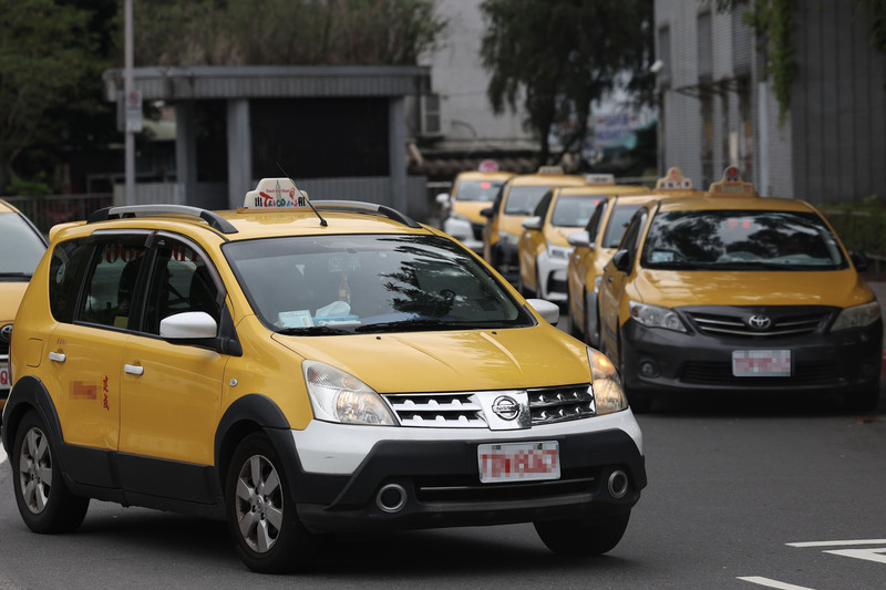因應中東情勢導致油價升高，行政院表示，計程車是大眾運輸系統重要一環，5月起將針對9萬輛合法登記計程車，提出油價補貼專案，除純電車外，油錢補助最多新台幣6000元，且將視後續發展研議擴大補貼。圖為台北車站周邊計程車。
