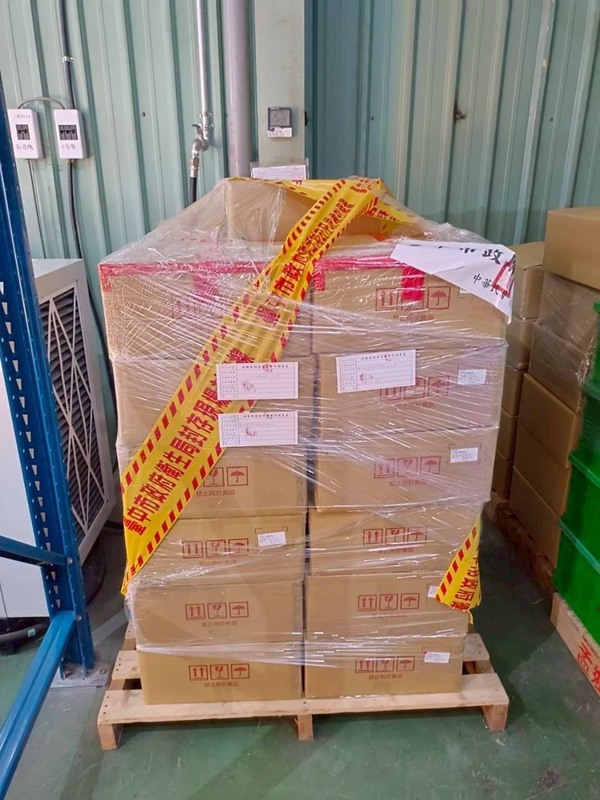 台灣首見化粧品檢出禁用蘇丹色素，原料進口商亦鴻公司涉以禁用蘇丹色素攙偽假冒，桃園地檢署以詐欺罪起訴吳姓負責人，建請從重量刑。
