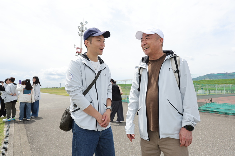 由運動部和中華奧會籌組的名古屋亞運參訪團，部長李洋（左）每天都仔細聆聽場館簡報，並隨時和中華奧會副主席廖裕輝（右）溝通問題。（中華奧會提供）
