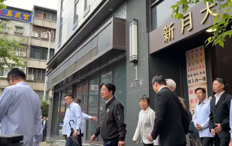 賴清德總統（前左2）24日上午前往新北市「新月會館」，慰問因產後大失血過世的台北市警察局中正第一分局女警陳芊雯家屬，指示內政部全力協助家屬獲得真相。（民眾提供）
