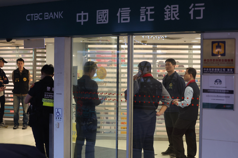 位於台北市大安區的中國信託銀行忠孝分行24日下午驚傳搶案，警方獲報火速趕赴現場，與犯嫌對峙約15分鐘後成功制伏，將人帶回釐清犯案動機，銀行現場也持續蒐證調查。