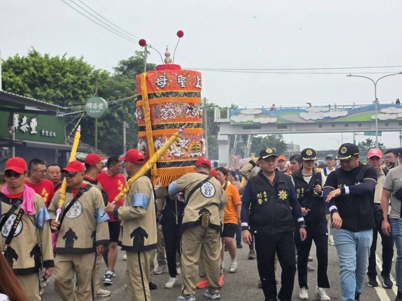 大甲媽祖回鑾25日凌晨將從大度橋進入台中地區，烏日警分局已做好維安及交管準備工作，警方呼籲勿假借宗教名義從事暴力行為，將採強勢執法。（民眾提供）