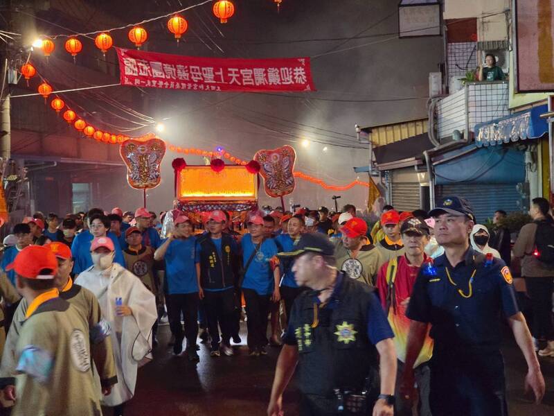 大甲媽祖遶境進香25日凌晨返抵台中市區，台中市政府警察局烏日分局投入多名警力及民力防範不法。
（警方提供）