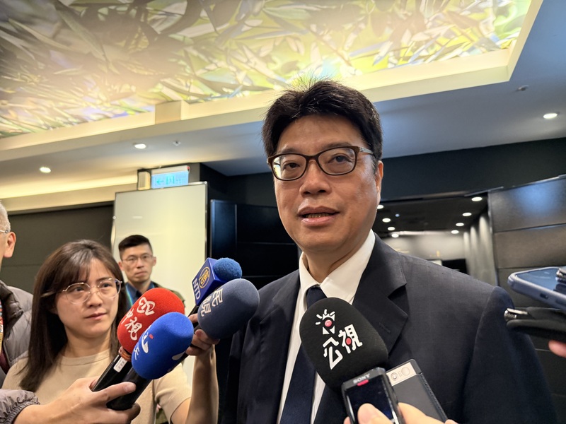 陸委會主委邱垂正25日針對總統賴清德出訪受阻表示，中共一手硬一手軟的對台策略不會改變，面對複合性施壓，要落實賴總統「和平四大支柱行動方案」，將和平建立於實力，強化自我防衛力量。