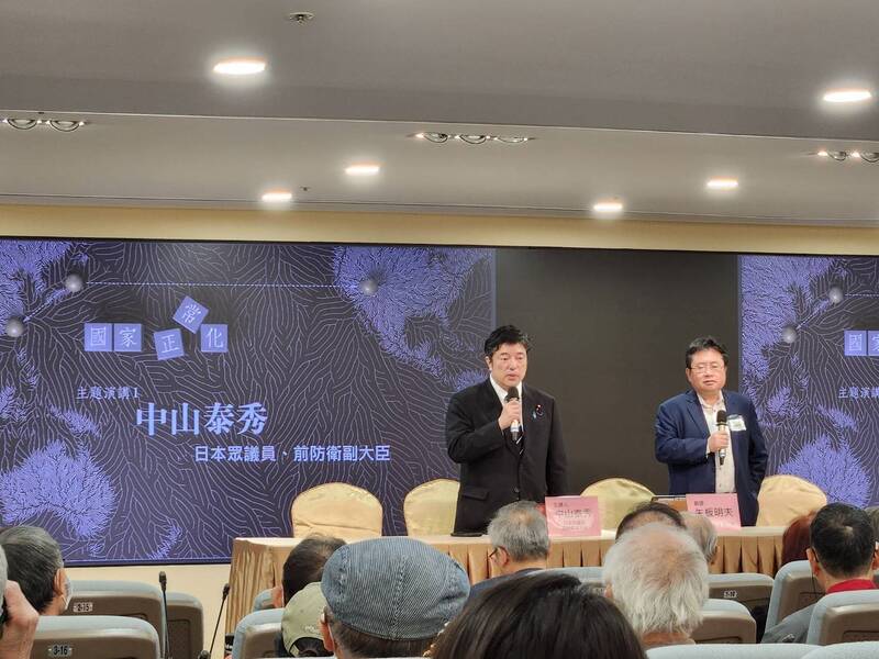 日本眾議員中山泰秀(左)26日出席第14屆海內外台灣國是會議，強調美日台三國緊密合作加強防衛能力，目的不是戰爭，而是讓中國「拔不出刀」。