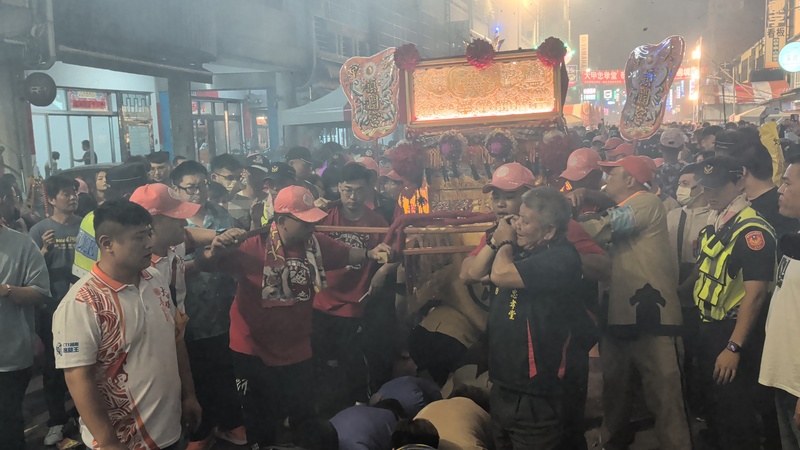 台中大甲鎮瀾宮媽祖遶境活動原定26日晚間11時回廟安座，但因沿途許多信眾簇擁，排隊等候鑽轎底，行程因此延遲，27日凌晨才回到廟內安座。