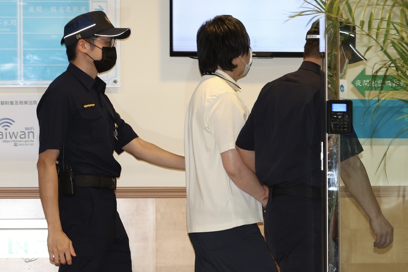 台積電2奈米洩密案27日上午宣判，圖為在押被告陳力銘（中）被提解至法院聽判。