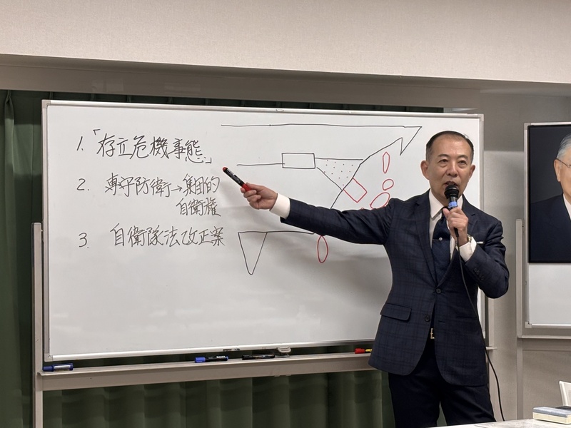 日本首相高市早苗去年在國會答詢時稱，台灣周邊情勢升高時可能構成日本「存亡危機事態」；日本前陸上自衛隊陸將小川清史（圖）分析，這被解讀為日本或將在台海衝突初期即介入，等同打破中國原有對台作戰前提，迫使全面重寫攻台劇本，在戰略影響上非常重大。