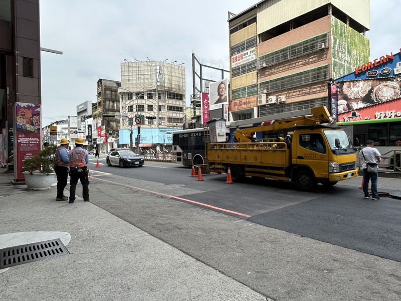 台中北區中友百貨周邊27日中午突然停電，周邊路口紅綠燈也停擺。台電表示，中午在台中北區、東區一帶因地下電纜故障停電，受影響逾5千戶，已派員前往查修。

