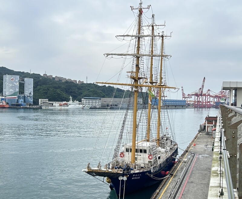 日籍3桅帆船「未來號」（Miraie）26日中午抵達基隆港東4碼頭，船身優美且充滿古典氣息，成為港區矚目焦點，預計停留到30日上午。
（基隆港務分公司提供）