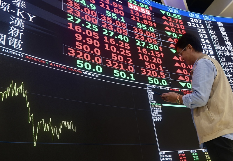 台股29日收盤下跌218點，跌幅0.55%，收39,303點。國內投顧指出，市場等待檢視科技業財報，資金先行退場相當正常。