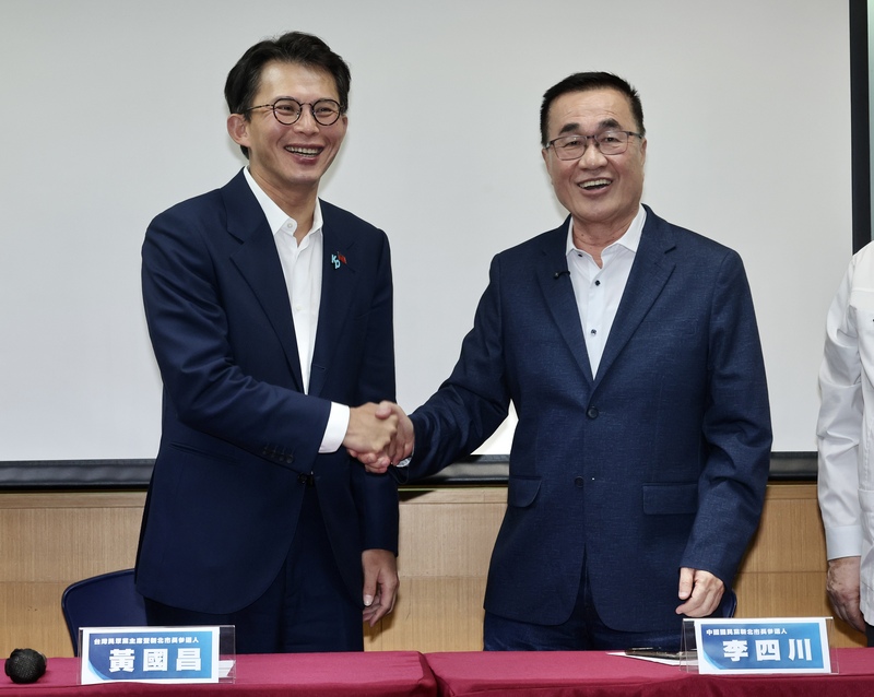 PD
新北藍白合民調李四川勝出（2）
國民黨、民眾黨共推新北市長參選人，28日在台北公
布民調結果，由台北市前副市長李四川（右）勝出，
民眾黨主席黃國昌（左）承諾全力輔選李四川。
中央社記者張皓安攝　115年4月28日
