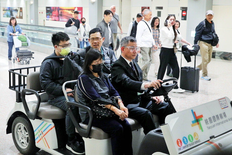 台灣旅行團日前在中國甘肅發生翻車意外，28日由家屬帶著罹難者骨灰搭機返台，海基會、海協會、交通部觀光署與內政部移民署國境事務大隊提供人道關懷通關協助。