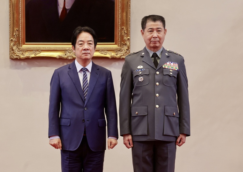 總統賴清德（左）29日在總統府主持「中華民國115年5月份將官晉任授階典禮」，陸軍少將王智輝（右）晉升中將。
