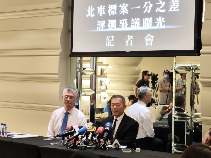 微風集團29日舉辦「北車標案一分之差，評選爭議曝光」記者會，質疑北車商場經營權評選過程不公。圖為微風集團副總經理高銘頂(右)。
