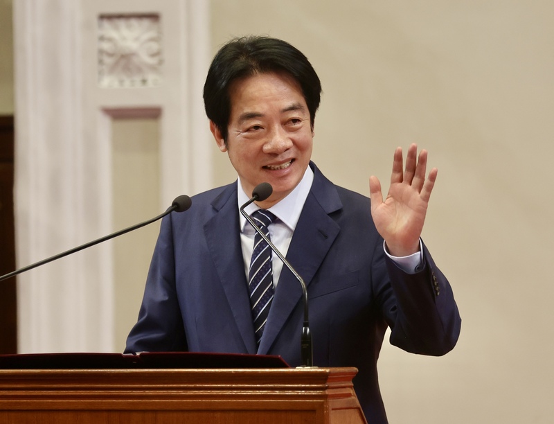 賴清德總統30日在總統府接見「115年全國模範勞工、全國模範移工及其眷屬或陪同人員」致詞表
示，勞工保險條例已完成修法，政府將建立一個定期財務檢討機制，來確保勞保制度能夠長期穩健運作。