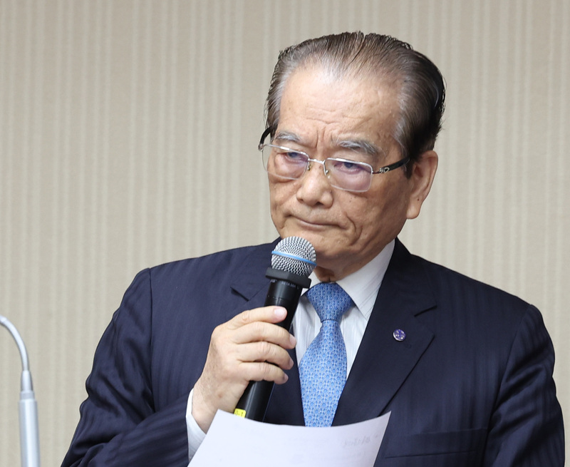 台鐵董事長鄭光遠30日在立法院交通委員會備詢時指出，微風集團指台北車站招商案評選委員涉洩密，政風單位調查中，最快2週就會有結果。

