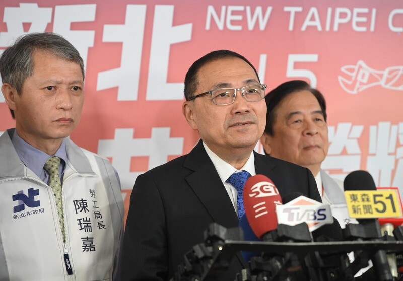 新北市長侯友宜（前中）30日接受聯訪表示，國防預算儘速協商、審查，專業的問題就交給國防部，他全力支持保衛台灣；國防預算不要低於國內生產毛額（GDP）的3%。左為勞工局長陳瑞嘉。（新北市府新聞局提供）

