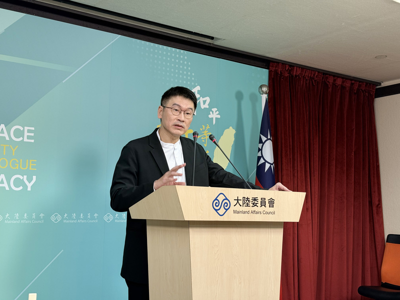 一名中國籍學生依親在台就學，透過繁星考上台大卻不能入學。陸委會副主委兼發言人梁文傑30日在記者會表示，該個案的問題在於「喪失以未成年子女的身分隨父母在台灣暫時居留的資格」。
