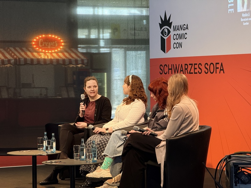 德中譯者莫曼妮（左）2026年於萊比錫書展受邀參與座談，分享德中翻譯經驗。她長期關注台灣文化，結合翻譯與教學，不僅將台灣文學帶給讀者，也帶進德國中學課堂。
