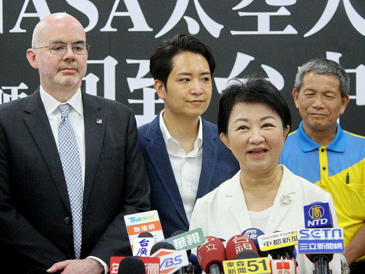 賴總統暫緩訪問友邦，台中市長盧秀燕(前右)23日與AIT處長谷立言(Raymond Greene，前左)一起出席活動後受訪表示，希望國家領導人要有能力拓展國際空間 (央廣記者王照坤 攝)