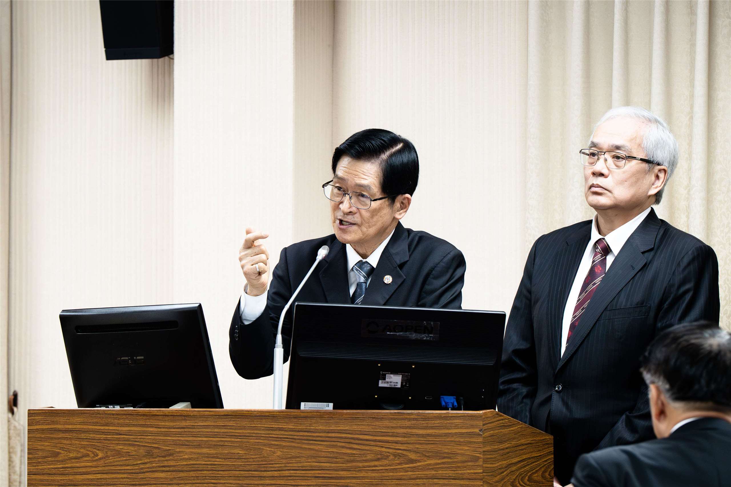 退輔會所屬的欣欣、大南客運，遭爆有82輛在雙北運營的電動公車竟使用中國製晶片。對此退輔會主委嚴德發9日在立法院表示，已要求全面更換問題零件，並向廠商啟動求償。(楊仁翔 攝)