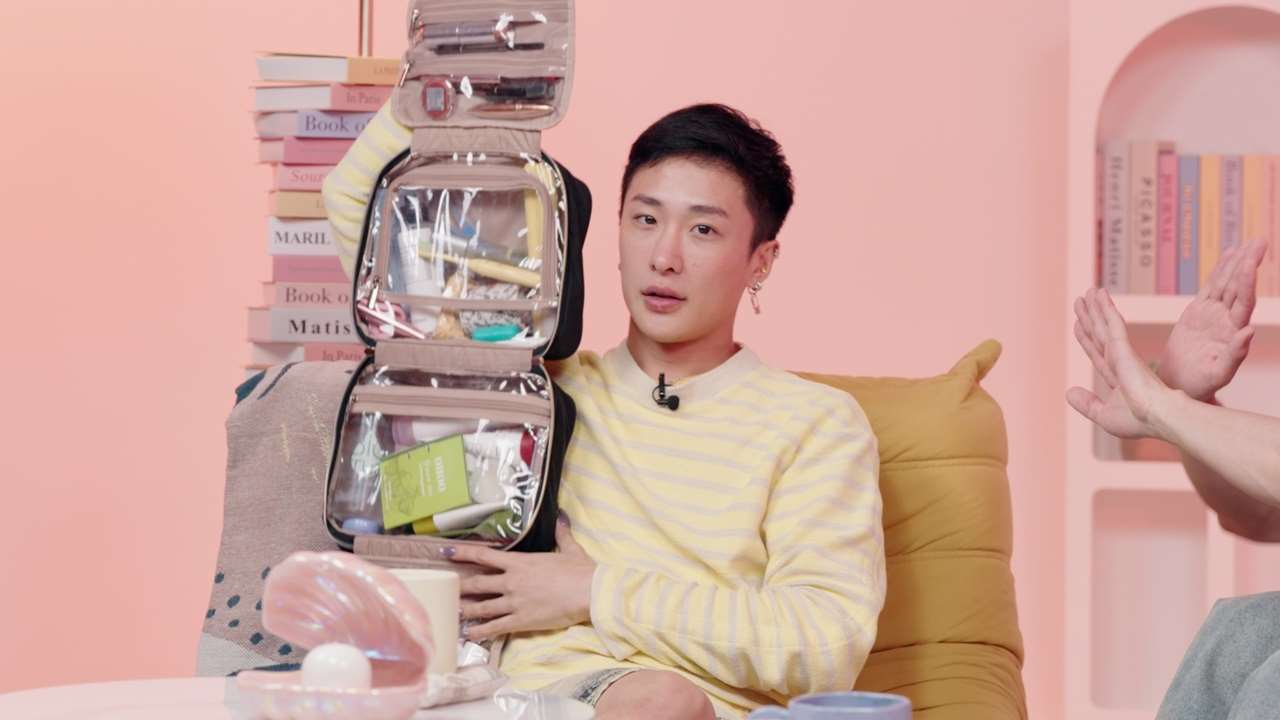 妮妃雅日前受邀小公視節目《反正你也不睡覺》，首度在節目上開箱演出必備的私密化妝包。(小公視提供)