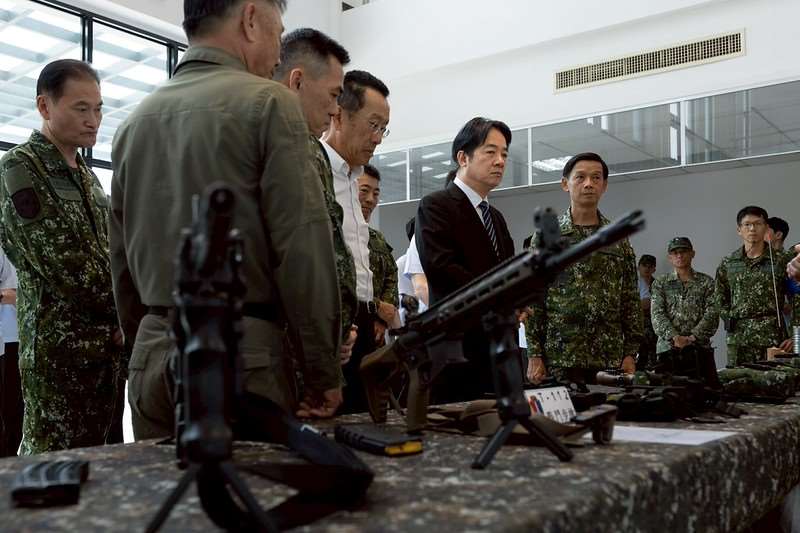 賴總統於「陸軍步兵訓練指揮部」視導狙擊手專用輔助裝備、T-112步槍裝備及駕駛模擬器等各項裝備。(總統府提供)