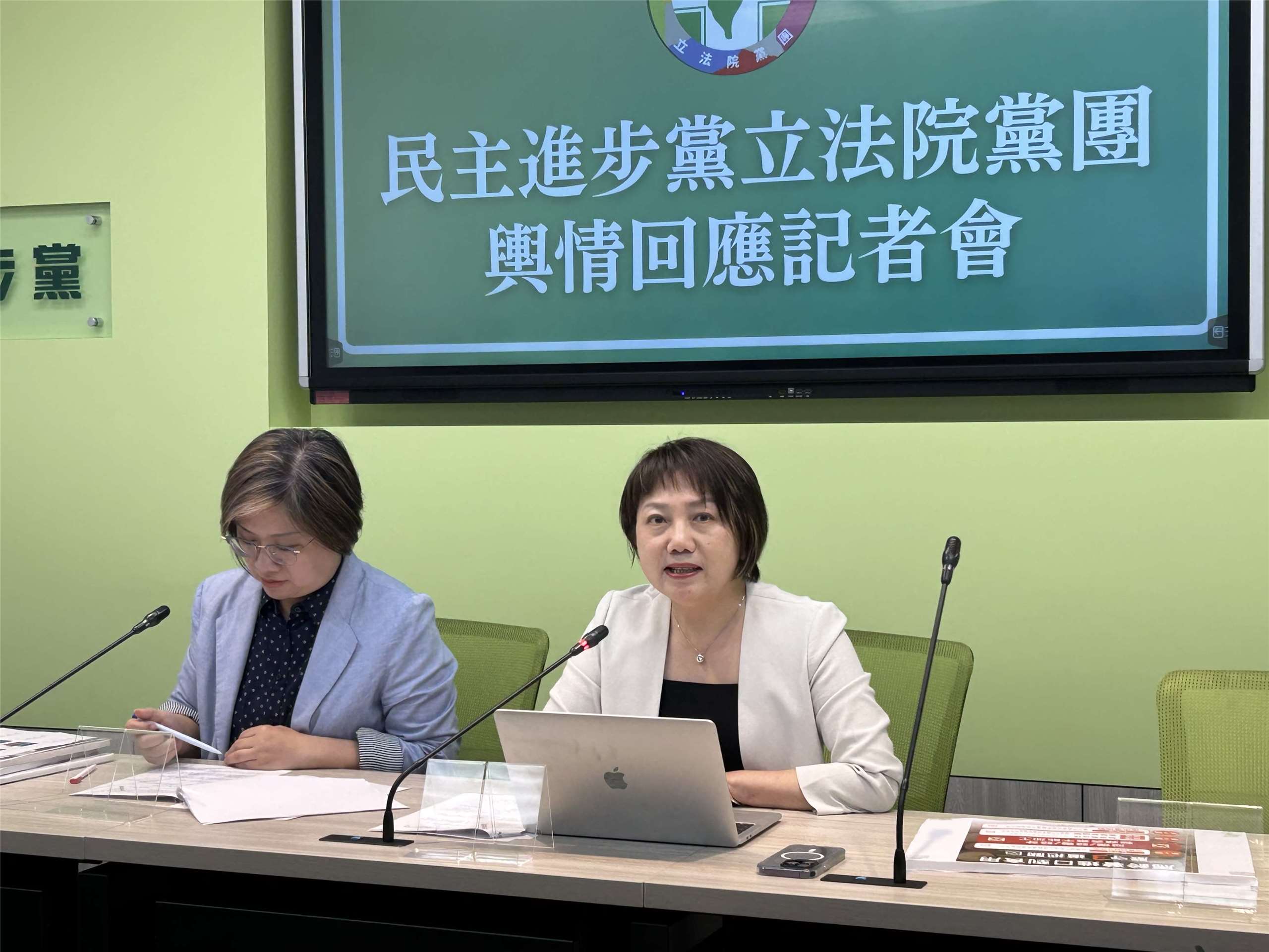 針對前中廣董事長趙少康拋出應匡列8,100億元國防特別預算，民進黨團幹事長范雲(右)、副幹事長陳培瑜(左)今天(20日)表示，中國反對台灣建造無人機產業等非紅供應鏈，呼籲在野黨勿成為中共的尾巴黨。(趙婉淳 攝)