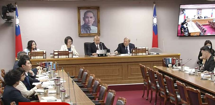 立法院長韓國瑜今天(15日)針對「國防特別條例」召開黨團協商，但因朝野對條例仍未有共識，韓國瑜裁示請國防部再次專報化解爭議。(翻攝國會頻道YT)