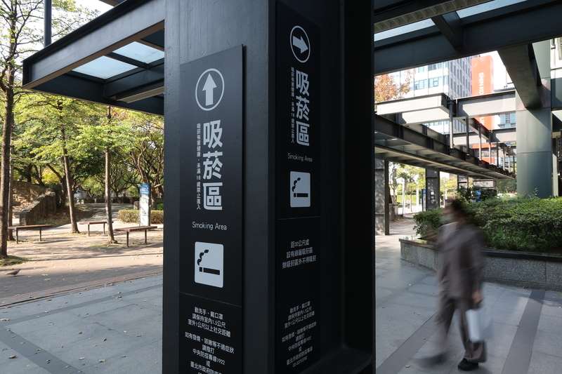 圖為台北市信義區商圈設置的戶外吸菸區。資料照。