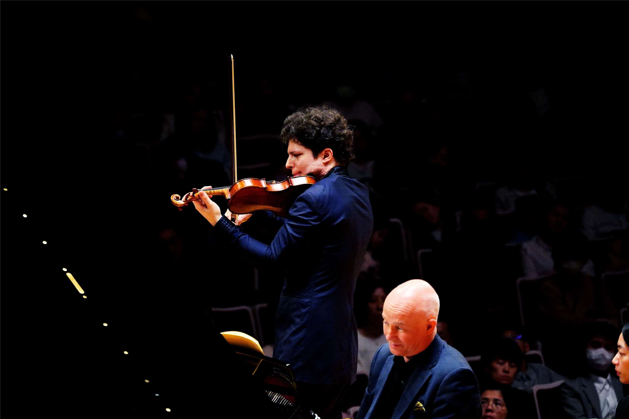 國際小提琴巨星奧古斯汀．哈德利希（Augustin Hadelich）(後)，7日晚與合作長達16年的鋼琴家查爾斯．歐文（Charles Owen）(前)一同登上國家音樂廳，詮釋了橫跨巴洛克、印象派至二十世紀的多樣曲目。(牛耳藝術提供)

