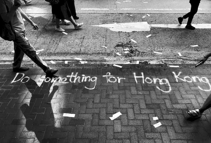 香港記者在合法採訪、行使基本權利時，頻頻遭到來源不明的滋擾。若政府對此類疑似違法行為視而不見，甚至在言論上打壓代為發聲的團體，是在默許一種針對傳媒的「民間執法」或「灰色地帶執法」。(示意圖/Pop & Zebra/Unsplash)
