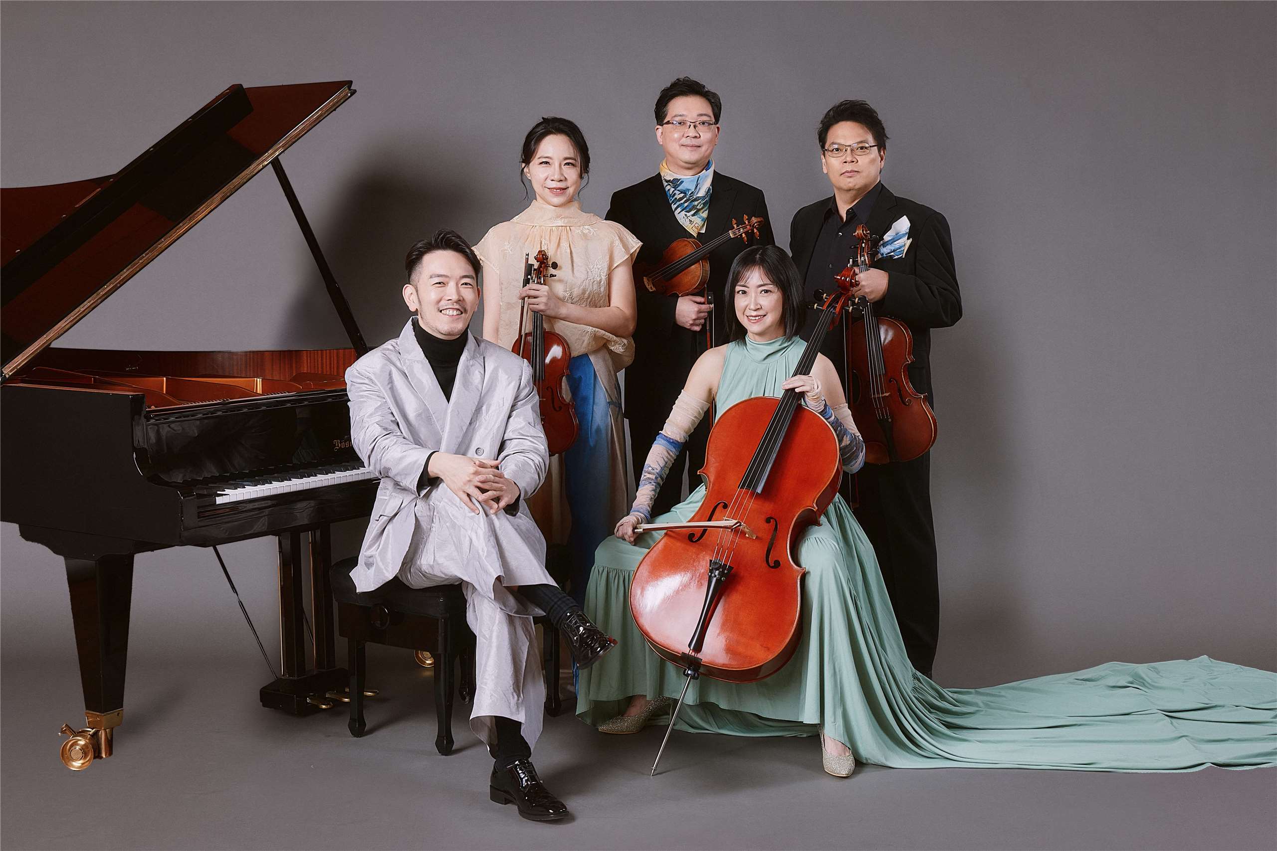 NSO室內樂5月啟程巡美演出，鋼琴家嚴俊傑(前排左)、NSO大提琴家連亦先(右)、NSO小提琴家陳怡茹(後排左)、NSO小提琴家鄧皓敦(後排中)、NSO中提琴家陳猶白(後排右)都在演出名單之列。(NSO提供)