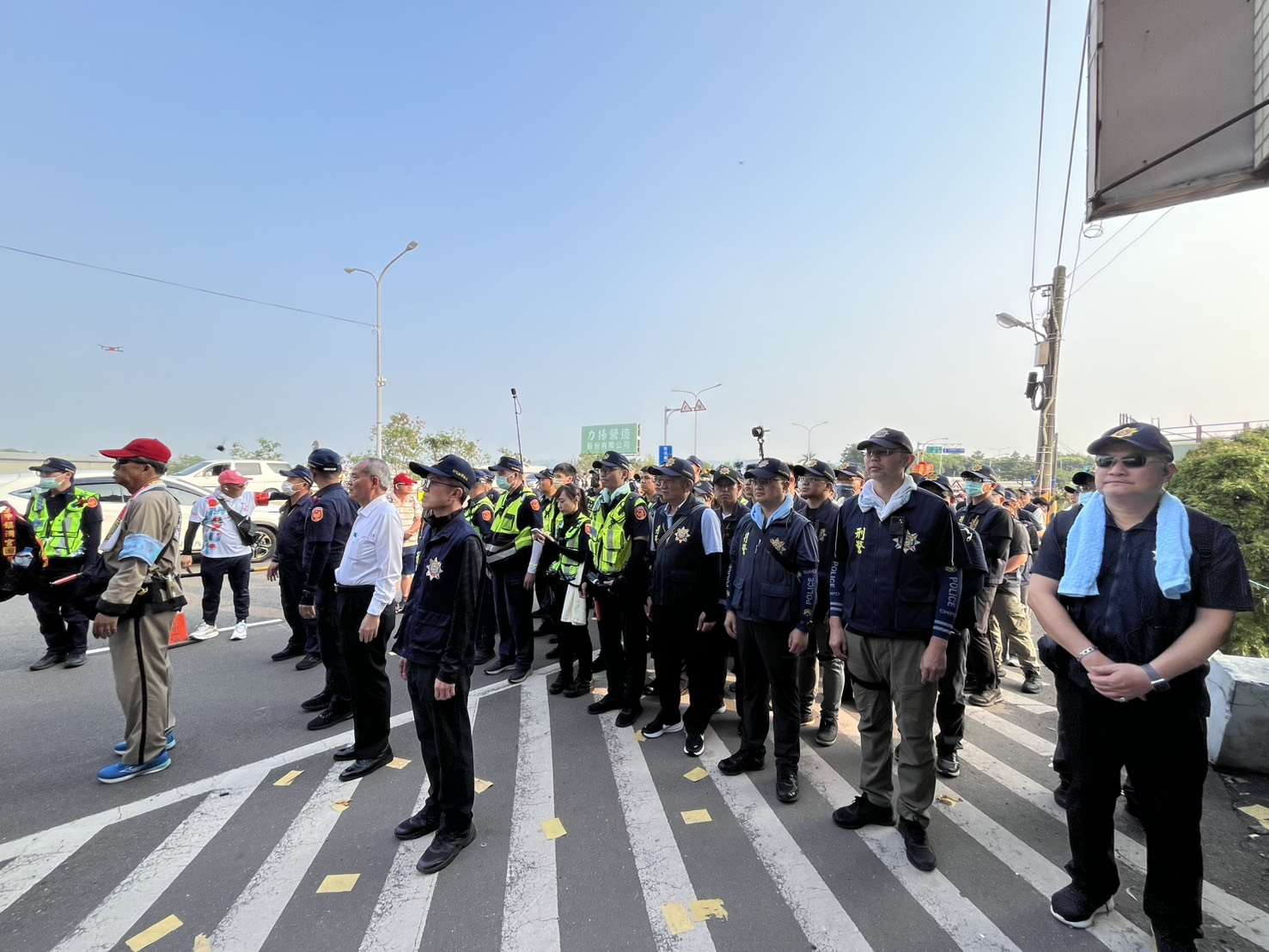 針對大甲媽進香隊伍再次發生衝突，警政署今天(19日)表示，已積極擴大追查涉案者嚴辦，並強化後續遶境沿線安全維護機制。圖為彰化縣警察局在大甲媽進香沿途部署強力警力，防範衝突發生。(圖取自彰化縣警察局彰化分局粉專)