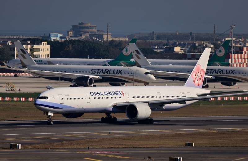 國際油價飆升，不只航空客運燃油附加費調漲，貨運燃油附加費也再度調漲。圖為華航、長榮及星宇航空航機於桃園國際機場同框畫面。資料照。