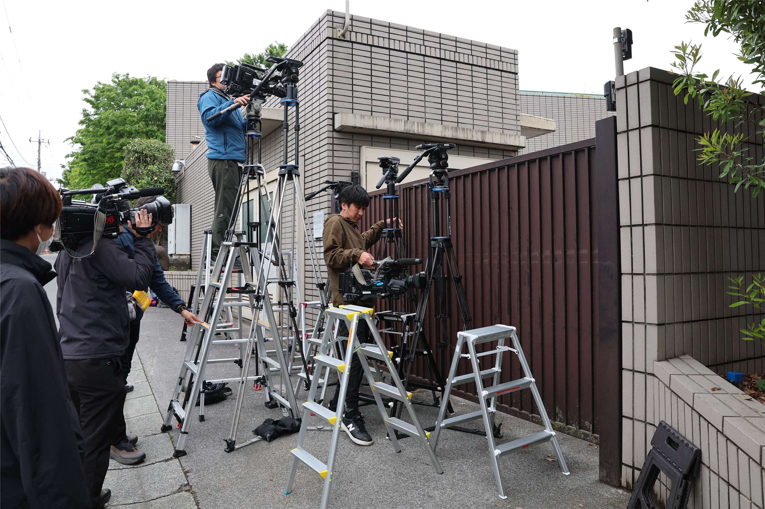 大批記者聚集東京福生市警察署前，採訪一名男子持鐵槌攻擊高中生案。