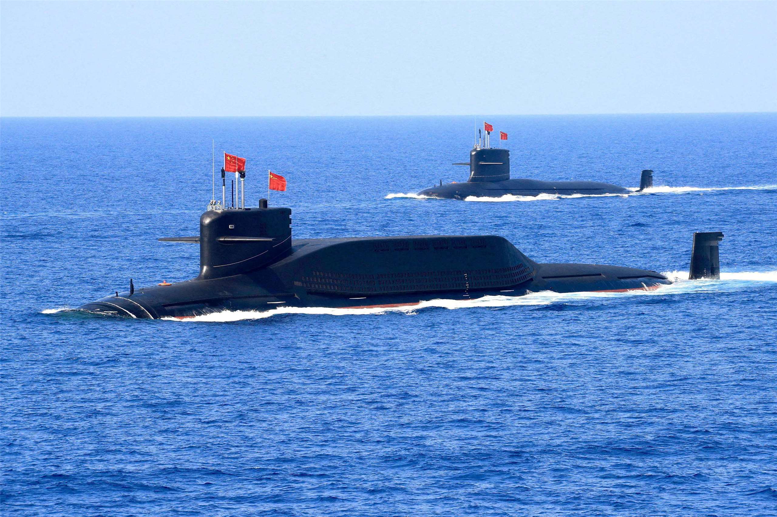 共軍軍演模式已不再停留於政治信號的展示，而是逐步邁向實戰整合等戰略層次，台灣國防思維應同步提升，學者認為，1.25兆國防特別預算，正是此一戰略轉型的制度性體現。圖為解放軍094A型晉級核動力彈道飛彈潛艦於2018年在南海進行軍演。資料照片