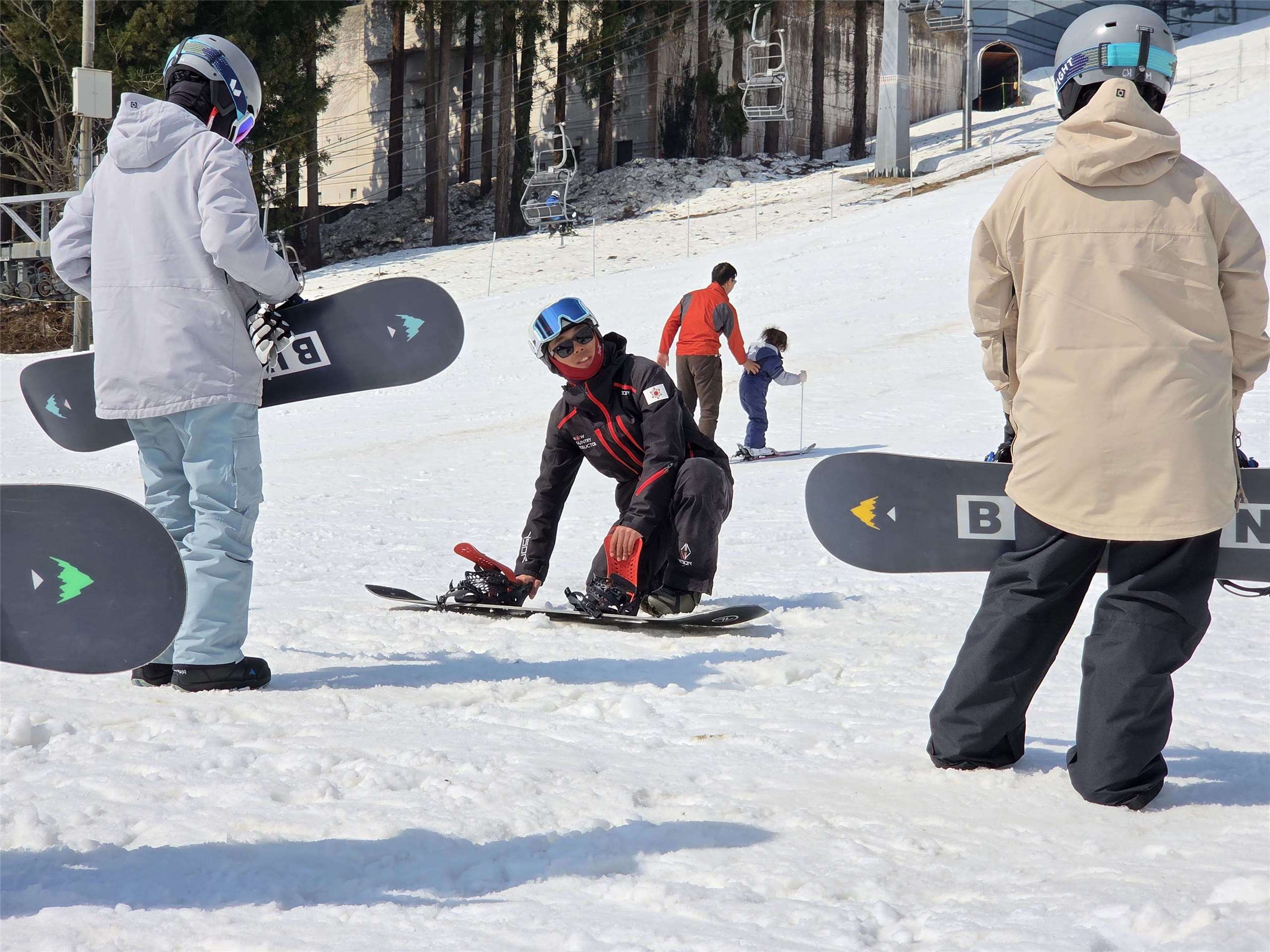 每到冬天，許多台灣人前往日本當滑雪教練，猶如工作候鳥。(饒辰書 攝)