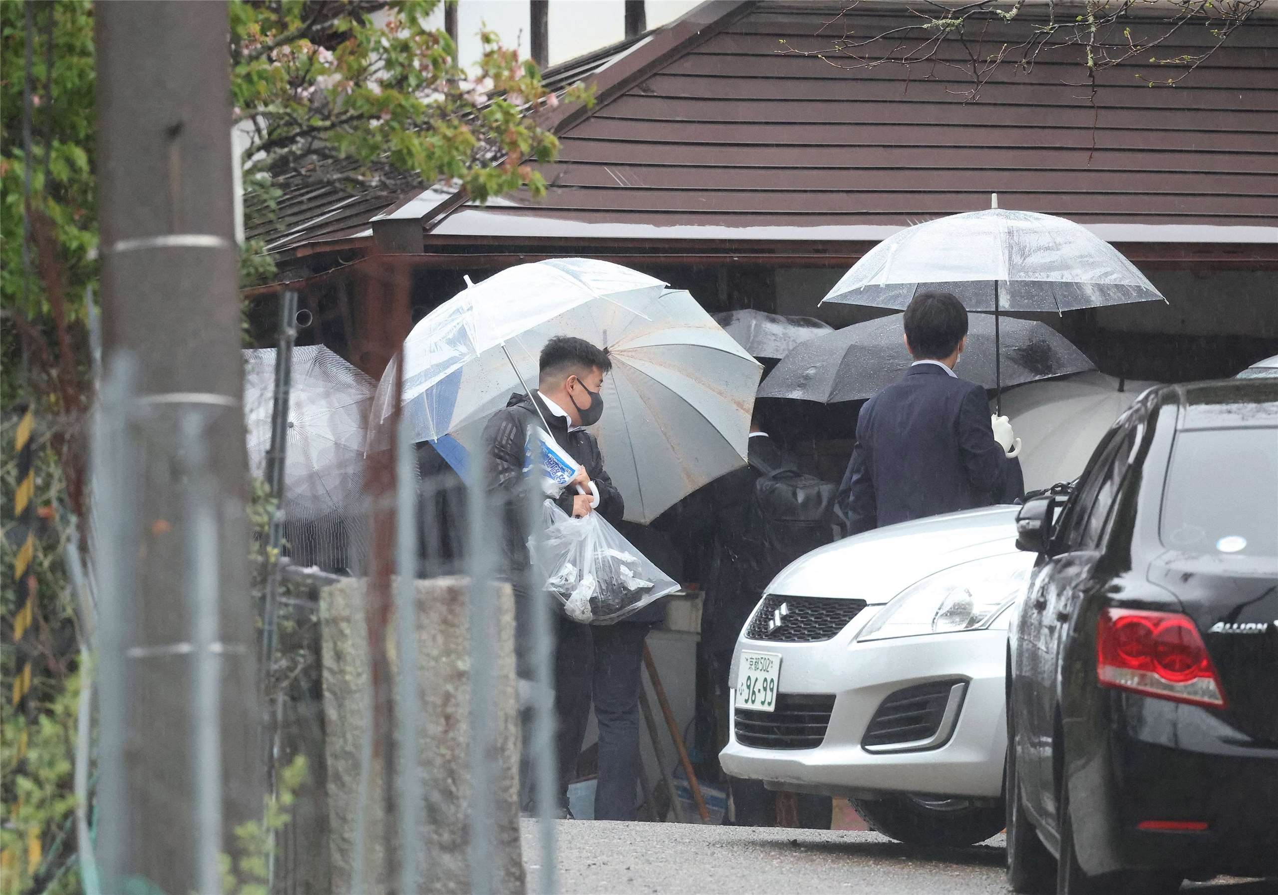 日本京都府警方在京都府南丹市一處樹林中找到失蹤男童遺體後，15日前往搜查失蹤男童住所。日媒報導稱男童繼父已經承認涉及棄屍。(AFP)