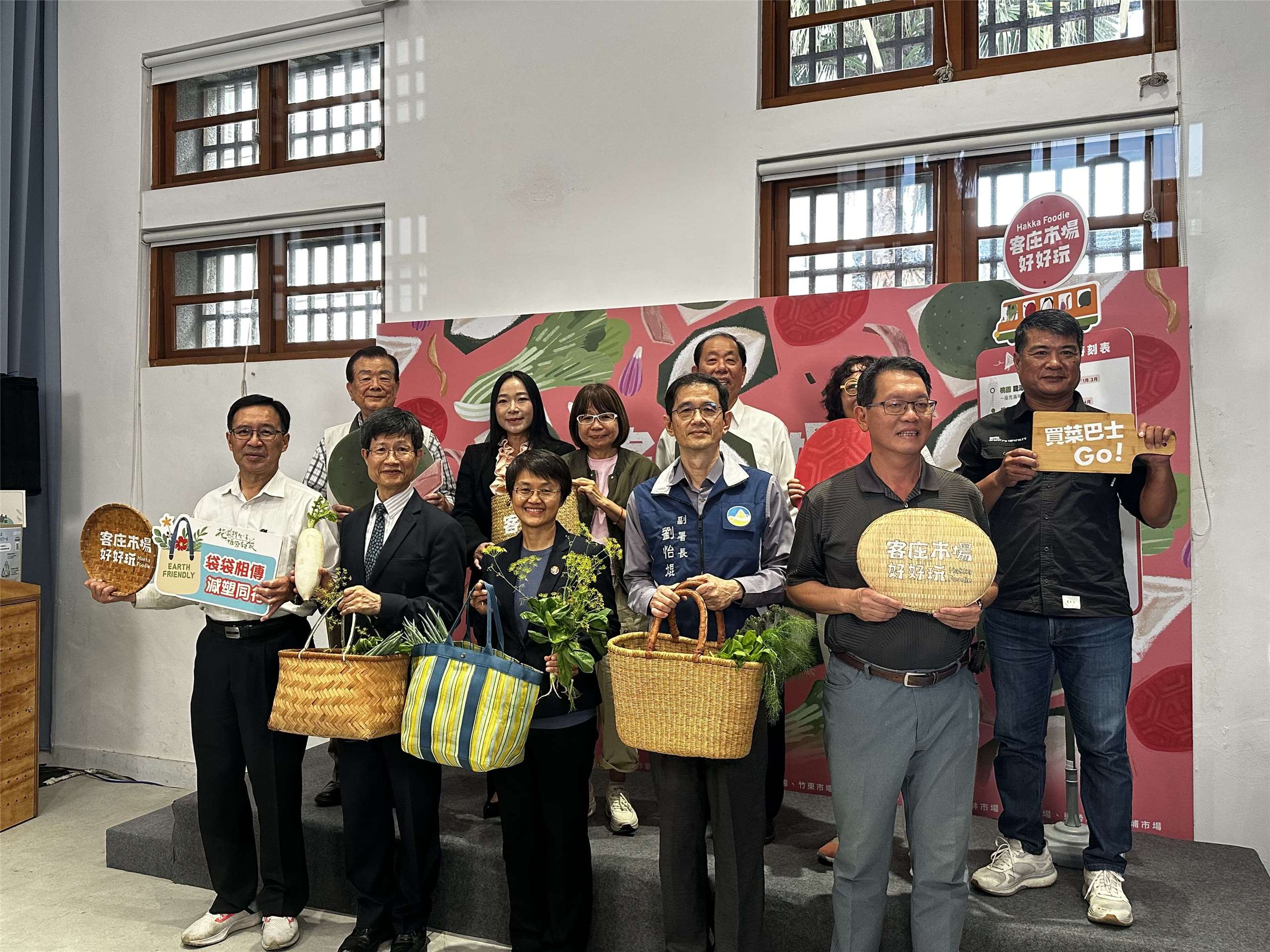 客委會主委古秀妃(前排右三)歡迎大家一起到客庄市場採買與品嚐在地特色小吃，進一步認識客家文化。(楊雨青攝)