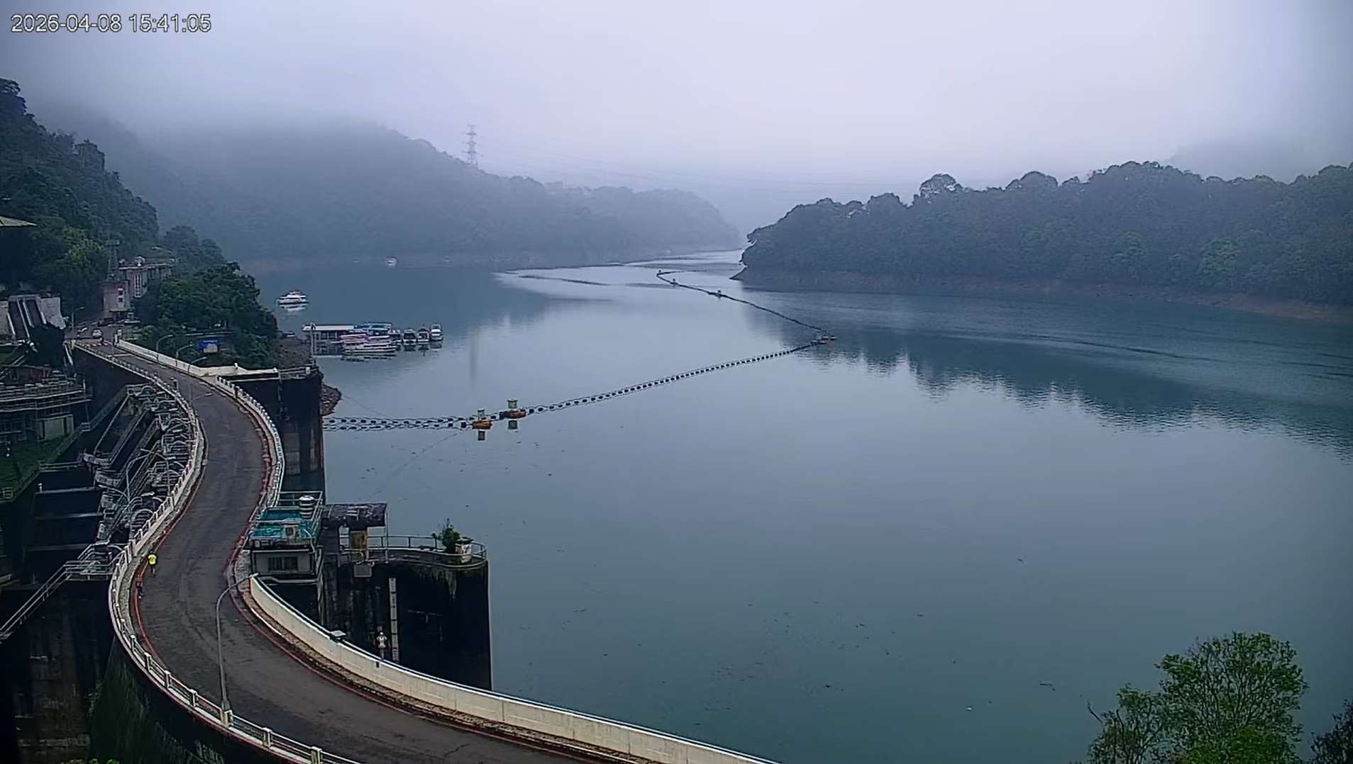 水利署表示，目前全台主要水庫蓄水率介於2成至9成。圖為石門水庫8日即時影像。(翻攝交通部觀光署YouTube)