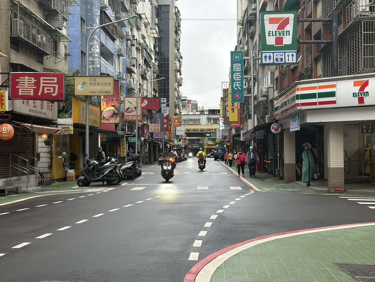 根據「街道醫生—全民參與街道改善平台」，台北市大安區安居街設置人行道路型規劃案已在今年3月31日完工。(圖：蔡亦強提供)