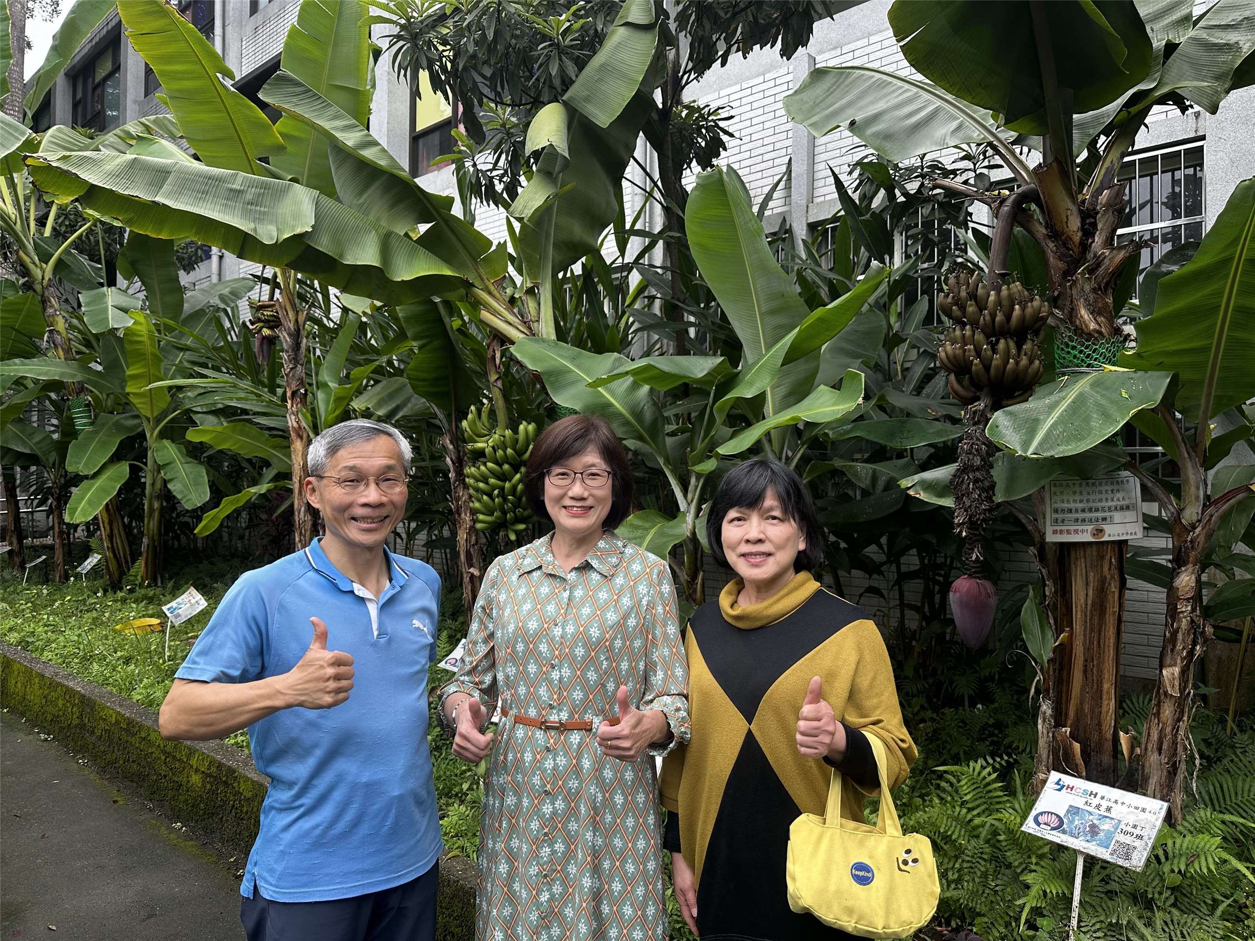 台北市華江高中校長張鳴鳳(中)及負責小田園的兩位老師楊美娟(右)及張庭堃(左)。(楊雨青攝)