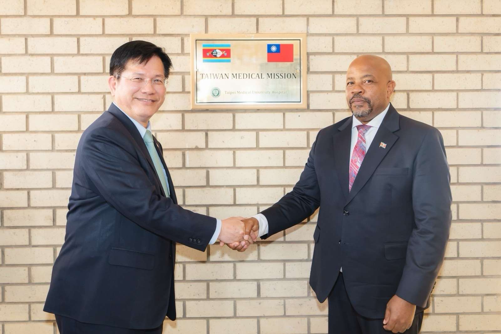 總統特使林佳龍與史國衛生部長馬策布拉(Mduduzi Matsebula)共同揭牌我駐史醫療團在曼齊尼政府醫院(Manzini Government Hospital)成立的智慧醫療示範區。(圖:外交部)
