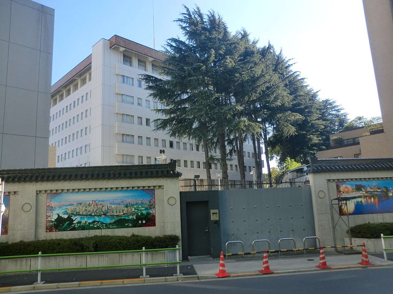 中國駐日本大使館表示，3月時接連遭受恐嚇，已為此與日方交涉近30次，但相關案件調查未有進展。(圖：維基百科)