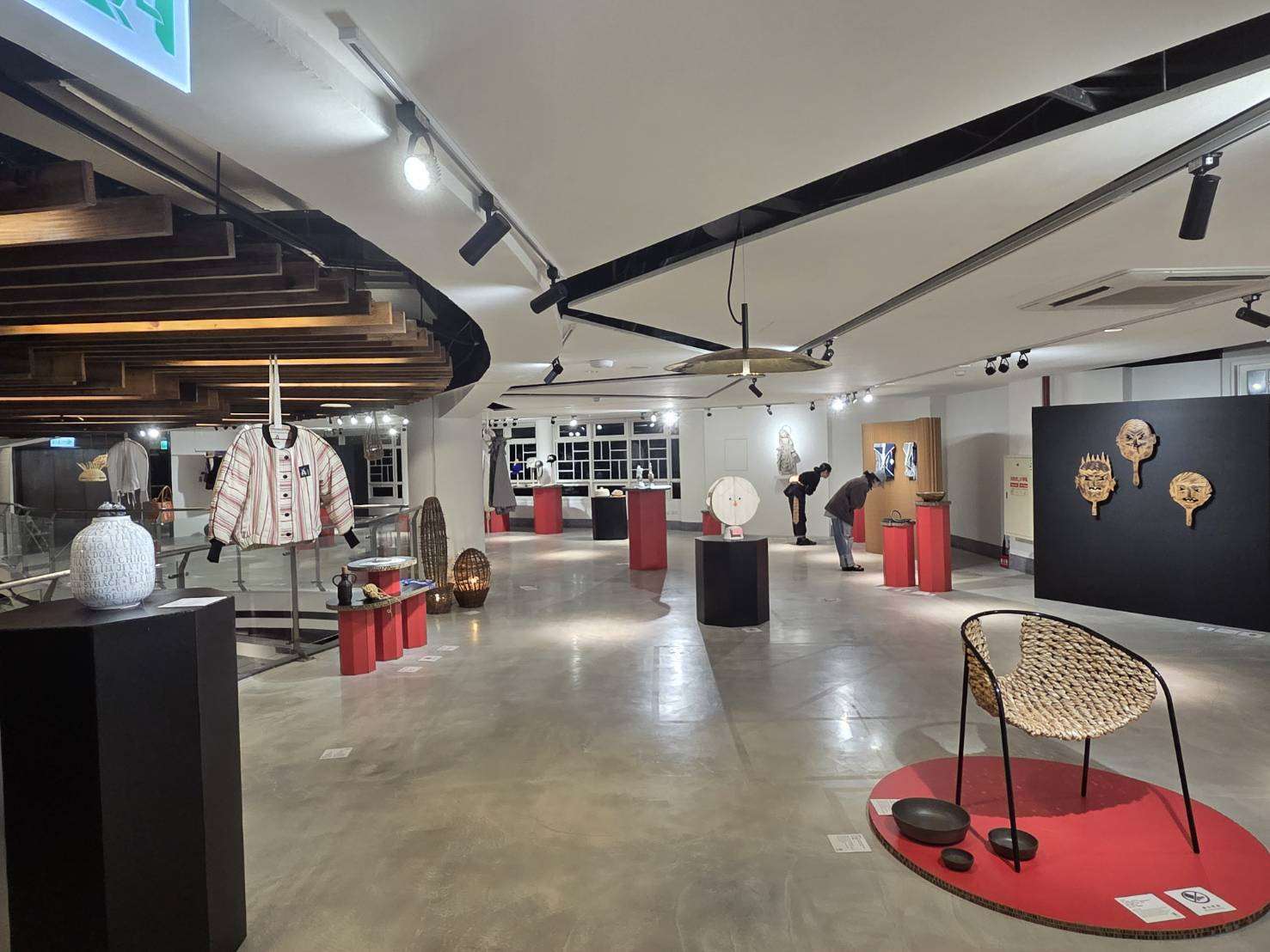 國立台灣工藝研究發展中心與捷克中心台北共同策劃的《絕美造物：捷克工藝與設計展》即日起至8月23日於工藝中心台北分館展出。(江昭倫 攝)