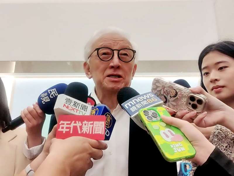 聯電創辦人曹興誠18日受訪時表示，從綠營角度來看，立委沈伯洋是參選台北市長不二人選 (央廣記者王照坤 攝)