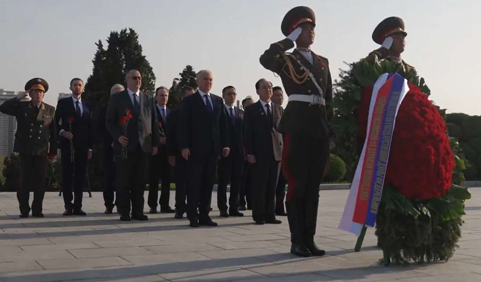 俄羅斯國會下議院國家院(State Duma)議長沃洛金(Vyacheslav Volodin)抵達平壤訪問，並出席為紀念在烏克蘭戰爭陣亡的北韓軍人所新建的紀念館開幕典禮。(X平台/@mfa_russia)
