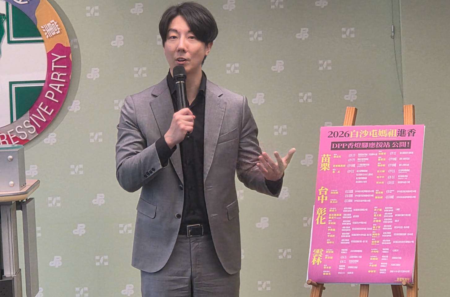 民進黨挺「粉紅超跑」，民進黨發言人吳崢說明各地方黨公職將設香燈腳應援站。(劉玉秋攝)